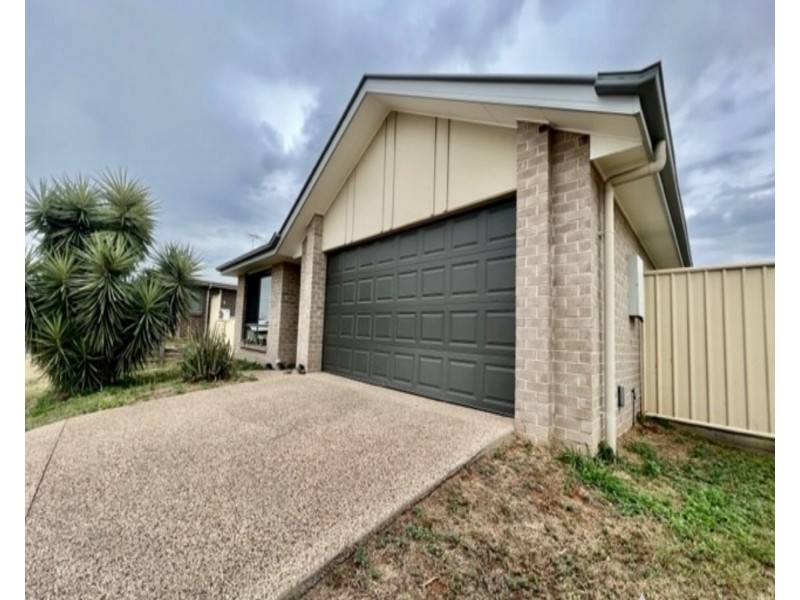 16 Scenic Dr, Emerald QLD 4720