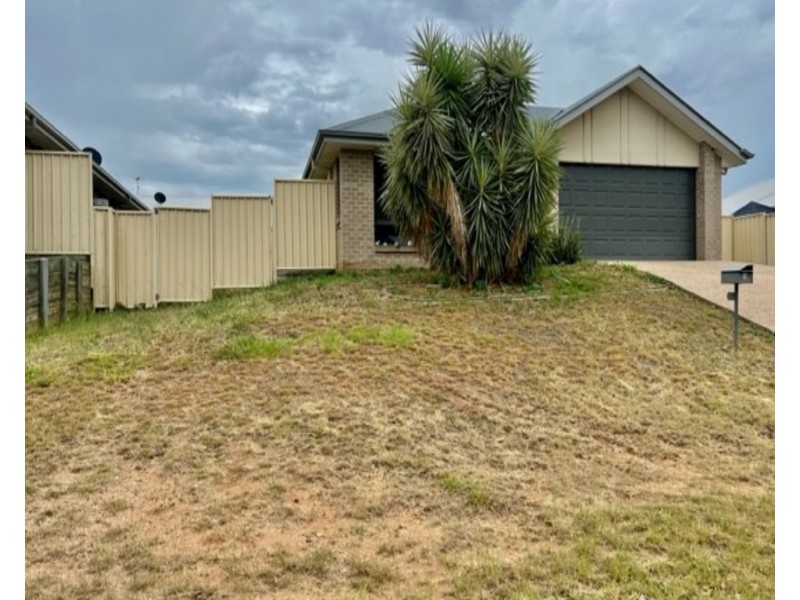 16 Scenic Dr, Emerald QLD 4720