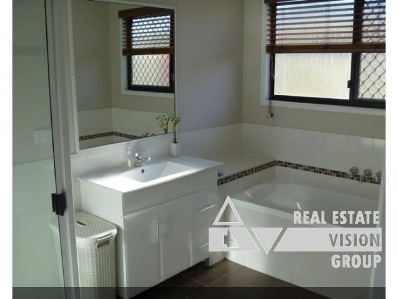 Unit 1/2 Baird St, Emerald QLD 4720