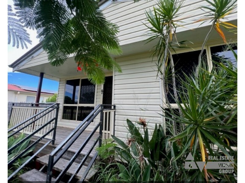 16 Long Street, Blackwater QLD 4717