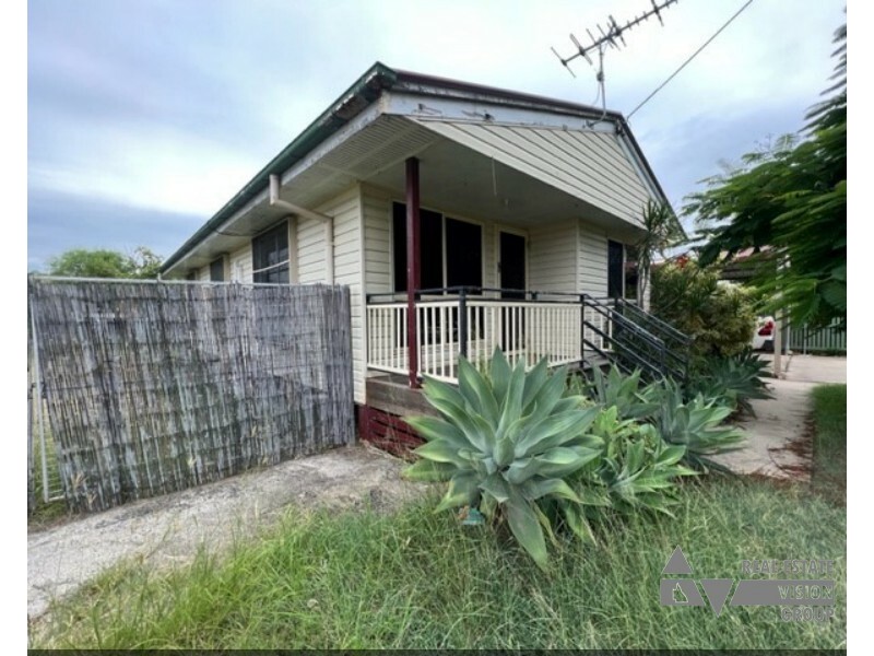 16 Long Street, Blackwater QLD 4717