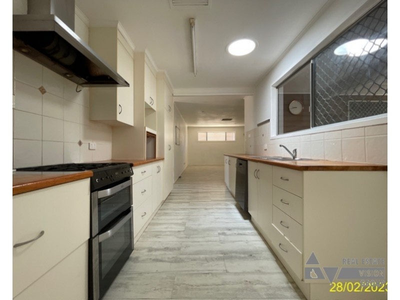 27 Bottletree Ave, Blackwater QLD 4717