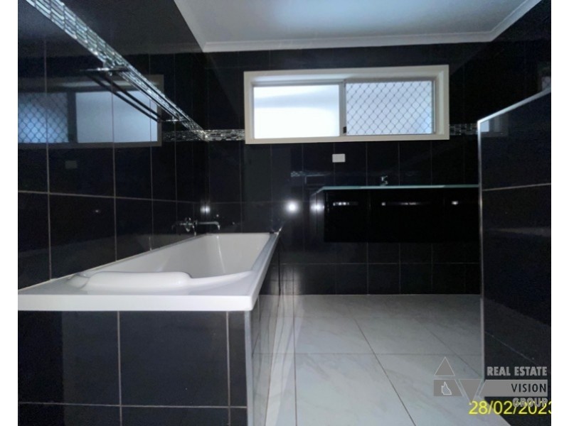 27 Bottletree Ave, Blackwater QLD 4717