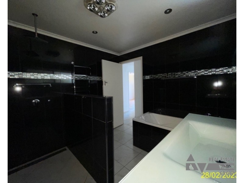 27 Bottletree Ave, Blackwater QLD 4717