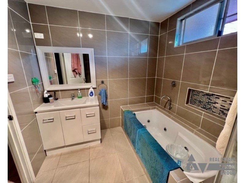 12 Expeller Ct, Emerald QLD 4720