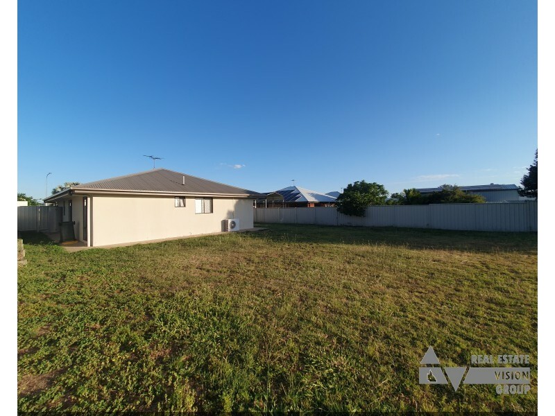 13 Desgrand Street St, Emerald QLD 4720