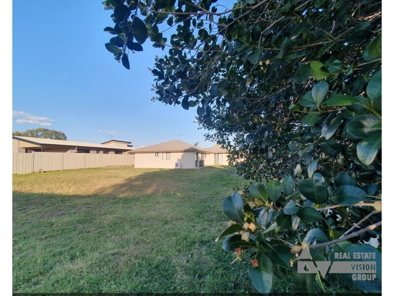 13 Desgrand Street St, Emerald QLD 4720