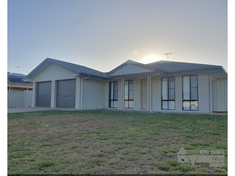 13 Desgrand Street St, Emerald QLD 4720