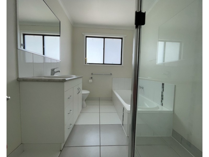 7 Pendula Cres, Blackwater QLD 4717