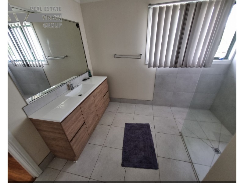 18 Arnold St, Blackwater QLD 4717