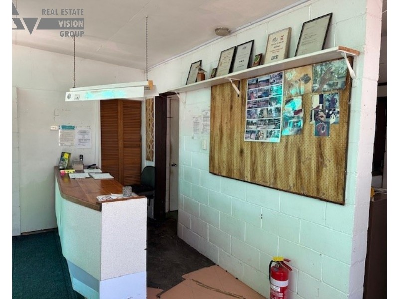 4 Village Rd, Willows QLD 4702
