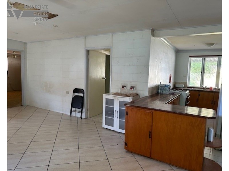 4 Village Rd, Willows QLD 4702