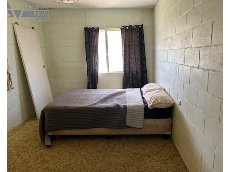 4 Village Rd, Willows QLD 4702