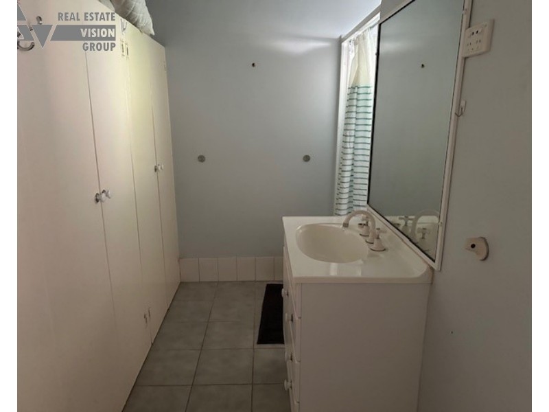 4 Village Rd, Willows QLD 4702