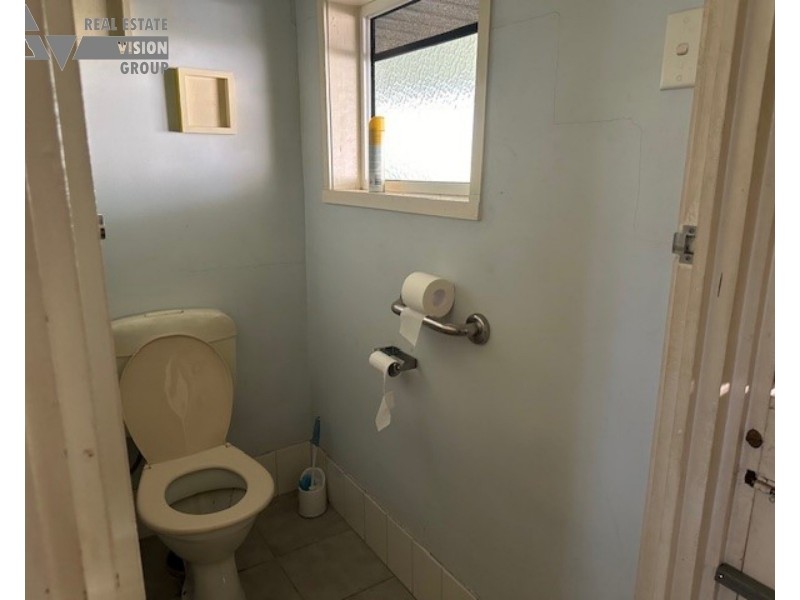 4 Village Rd, Willows QLD 4702