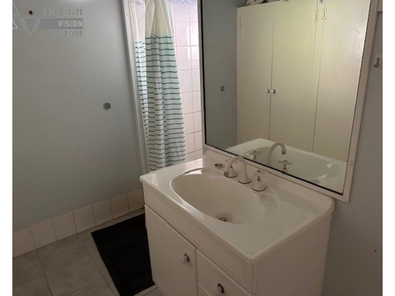 4 Village Rd, Willows QLD 4702