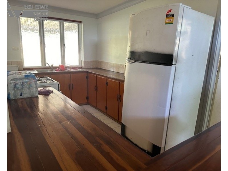 4 Village Rd, Willows QLD 4702