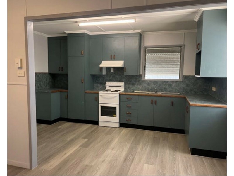 14 Arnold St, Blackwater QLD 4717