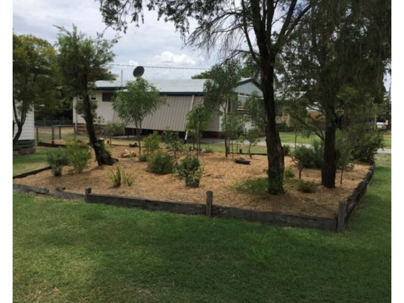 14 Arnold St, Blackwater QLD 4717