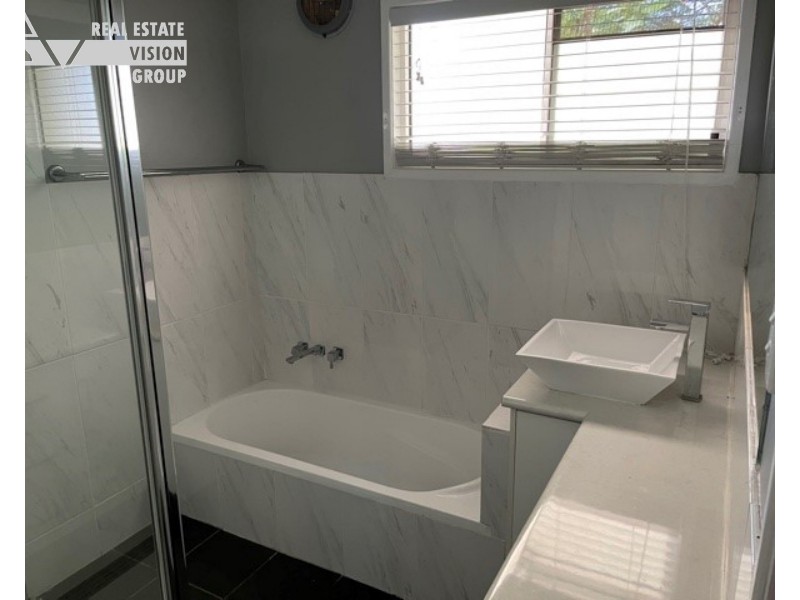 4 Roseanne Rd, Emerald QLD 4720