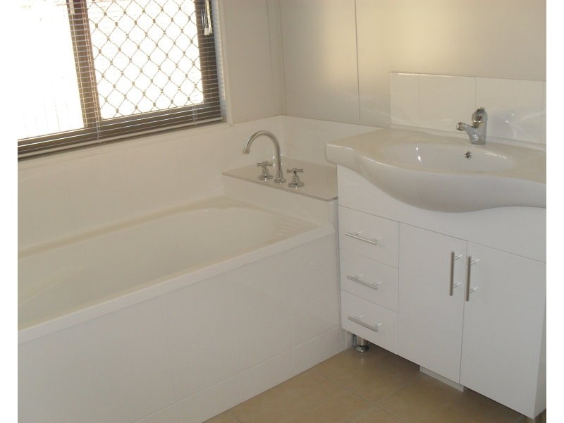 20 Deacon Street, Blackwater QLD 4717