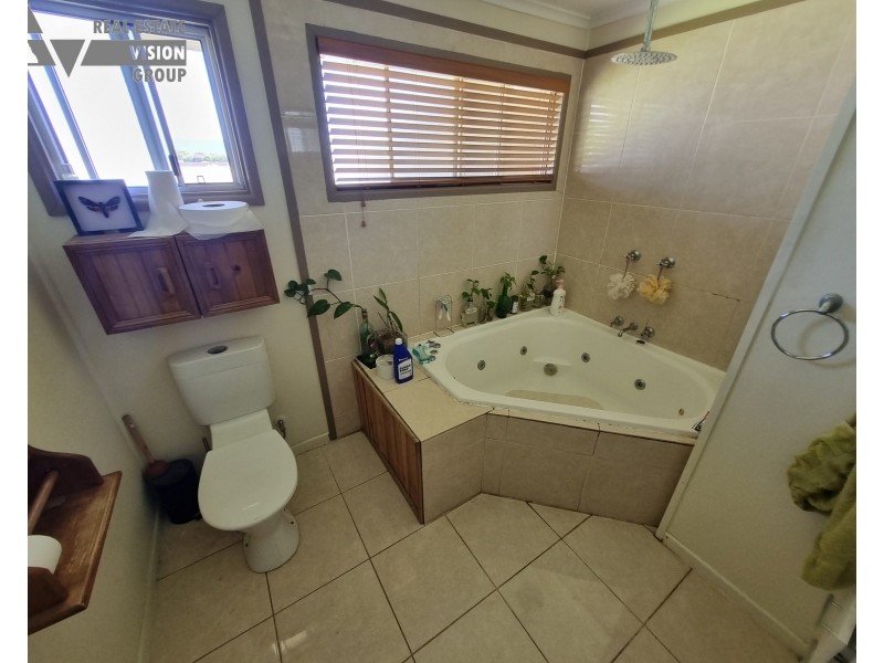 14 Yeates Ave, Blackwater QLD 4717