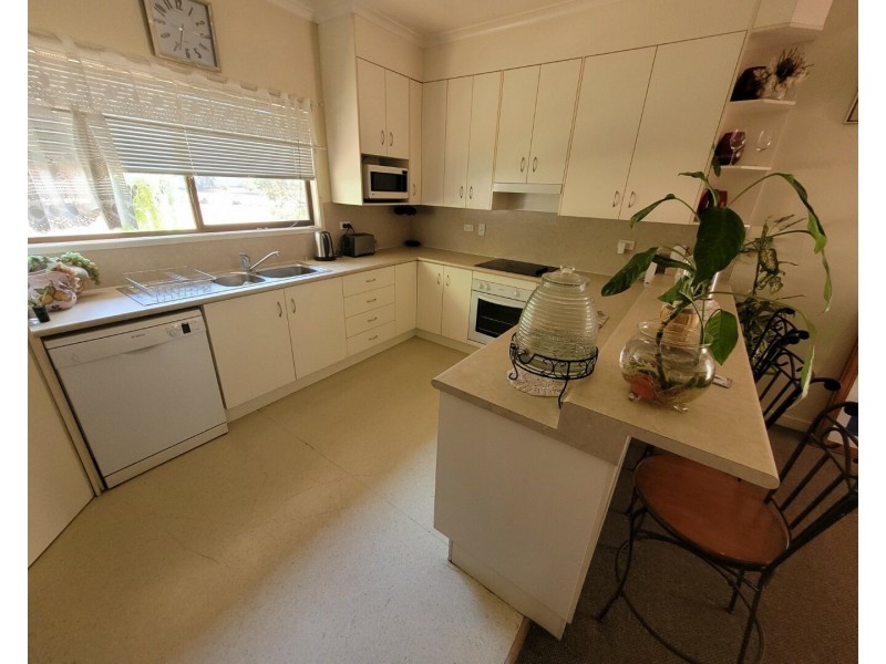 28 Hibiscus Cres, Blackwater QLD 4717