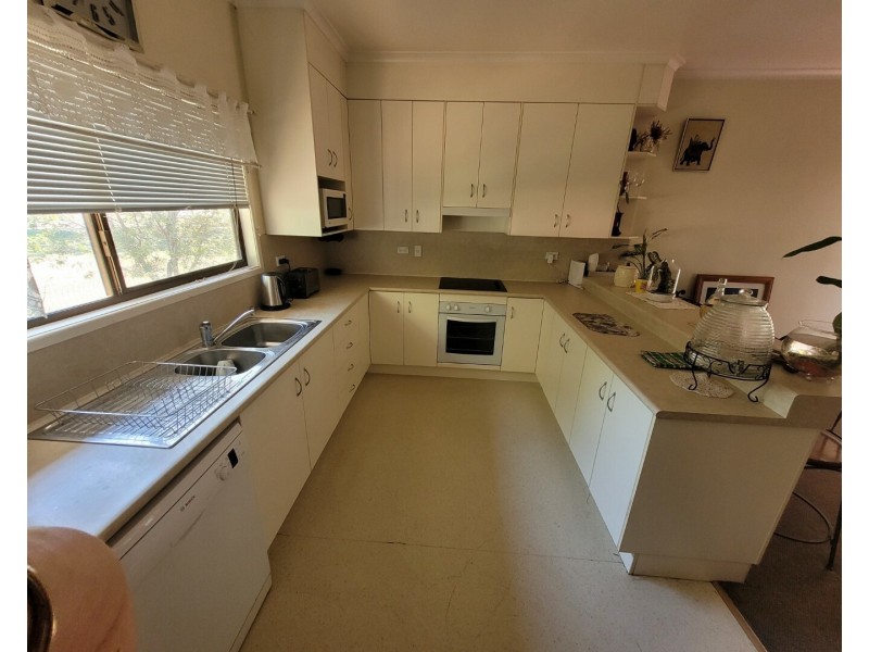 28 Hibiscus Cres, Blackwater QLD 4717