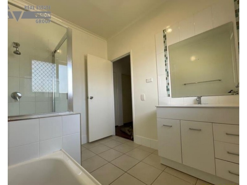 9 Diamond Dr, Blackwater QLD 4717