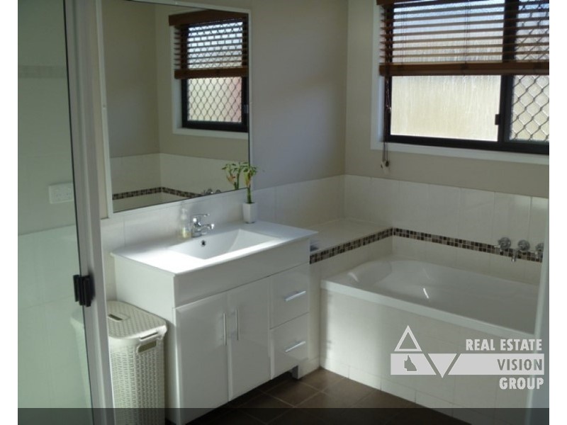 Unit 1/2 Baird St, Emerald QLD 4720