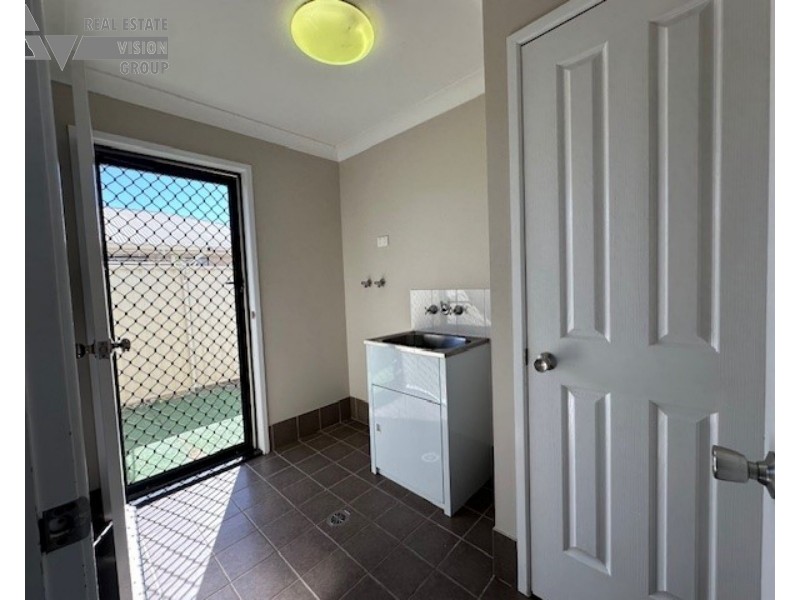 Unit 1/2 Baird St, Emerald QLD 4720