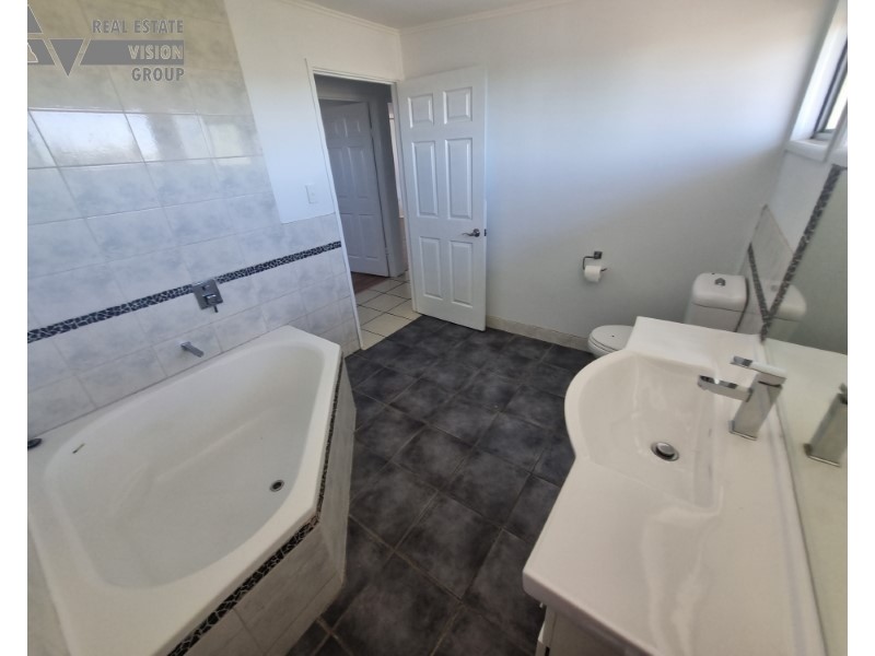 45 Stower St, Blackwater QLD 4717