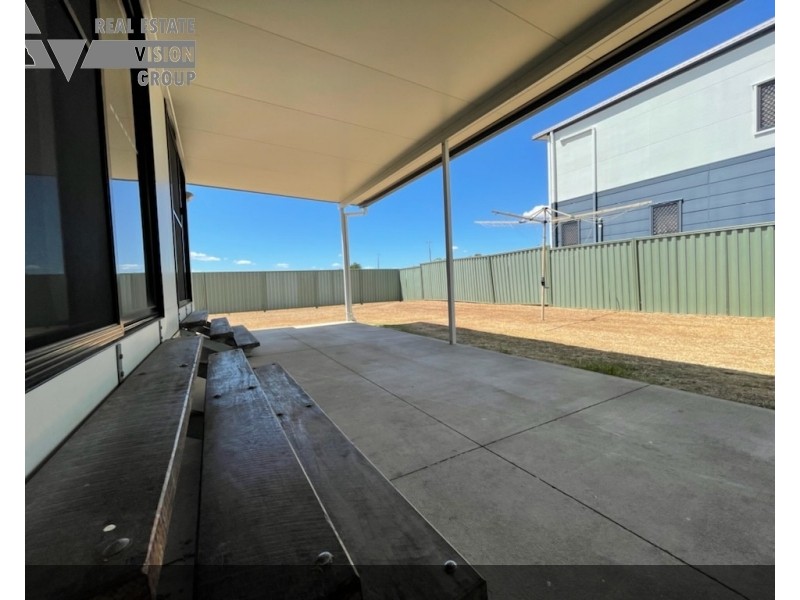 8 Deacon Drive, Blackwater QLD 4717