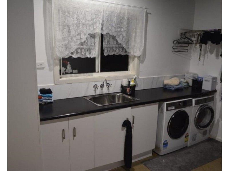 33 Acacia St, Blackwater QLD 4717