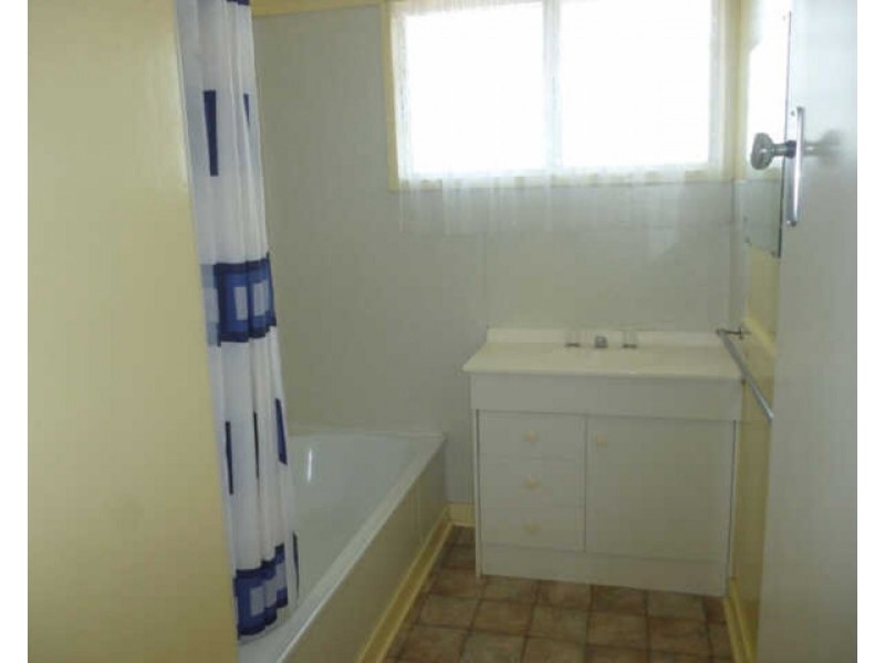 38 Wey St, Blackwater QLD 4717