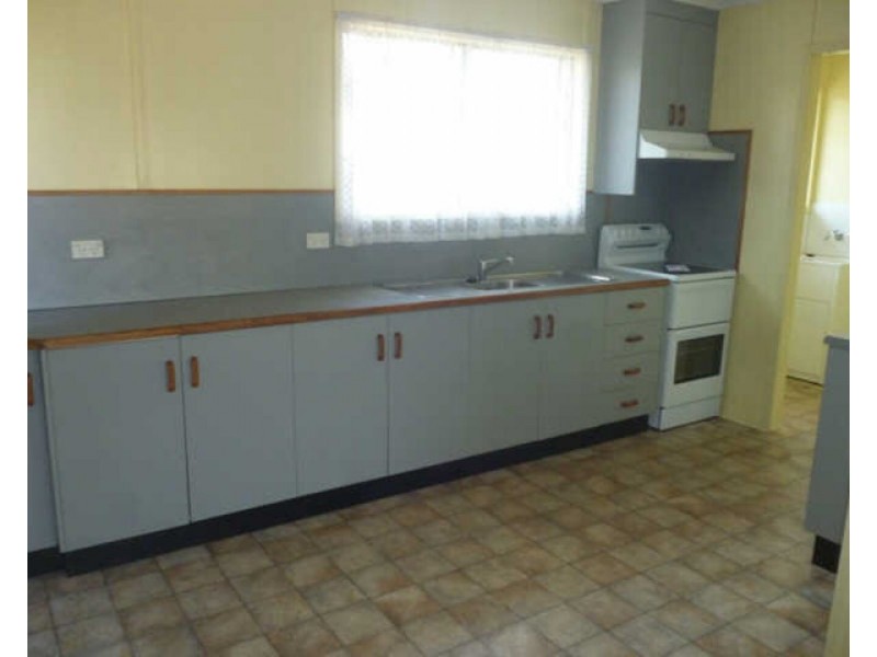 38 Wey St, Blackwater QLD 4717