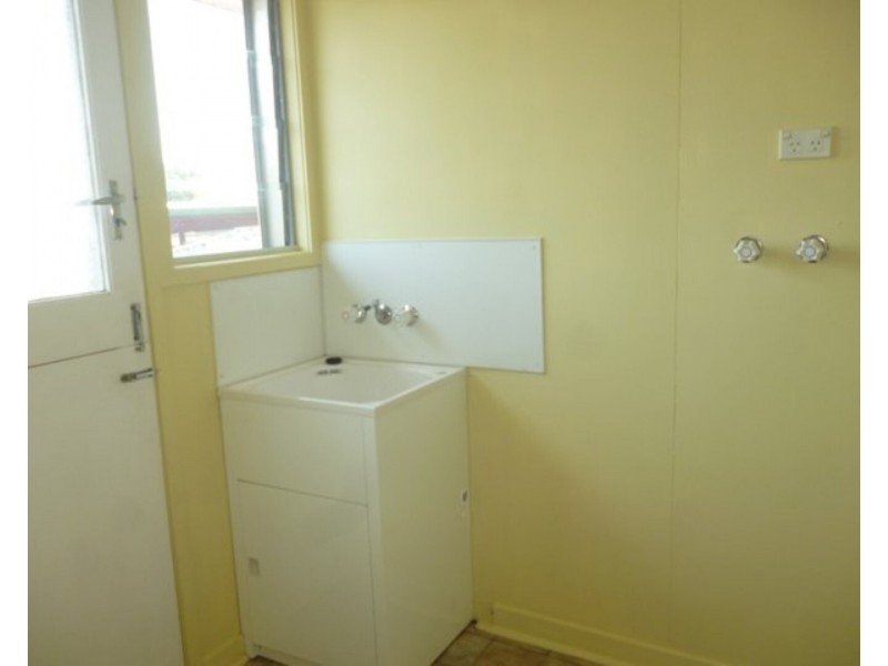 38 Wey St, Blackwater QLD 4717