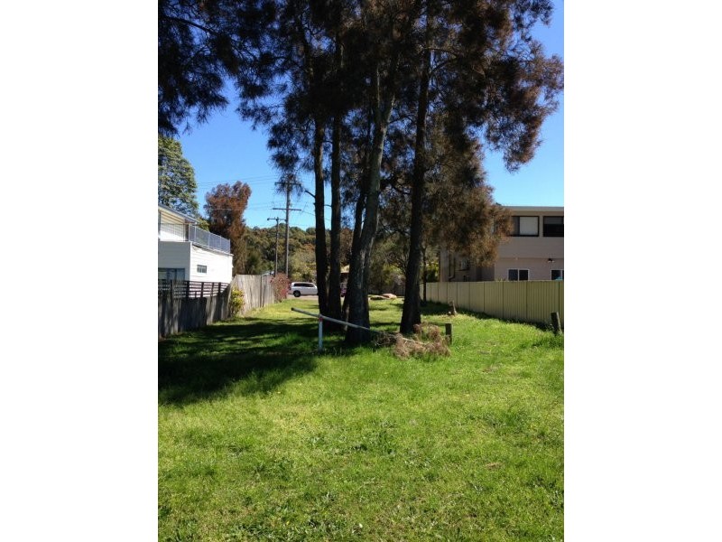 379a Lakedge Ave, Berkeley Vale NSW 2261