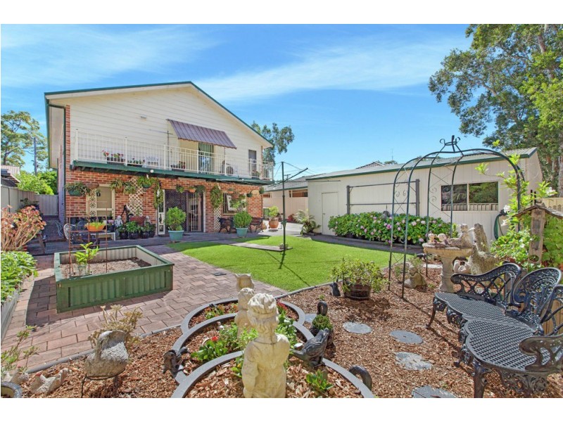 62 Warrina Avenue, Summerland Point NSW 2259