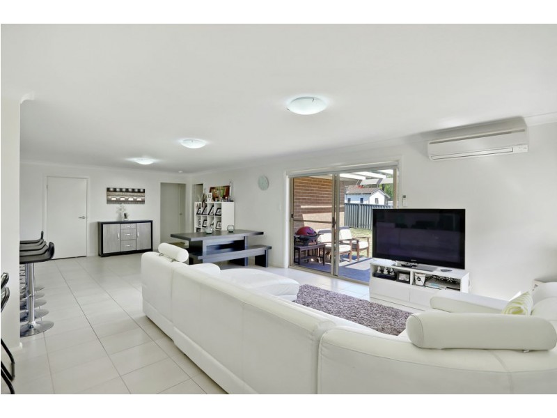 24 Quarterhorse Parade, Wadalba NSW 2259