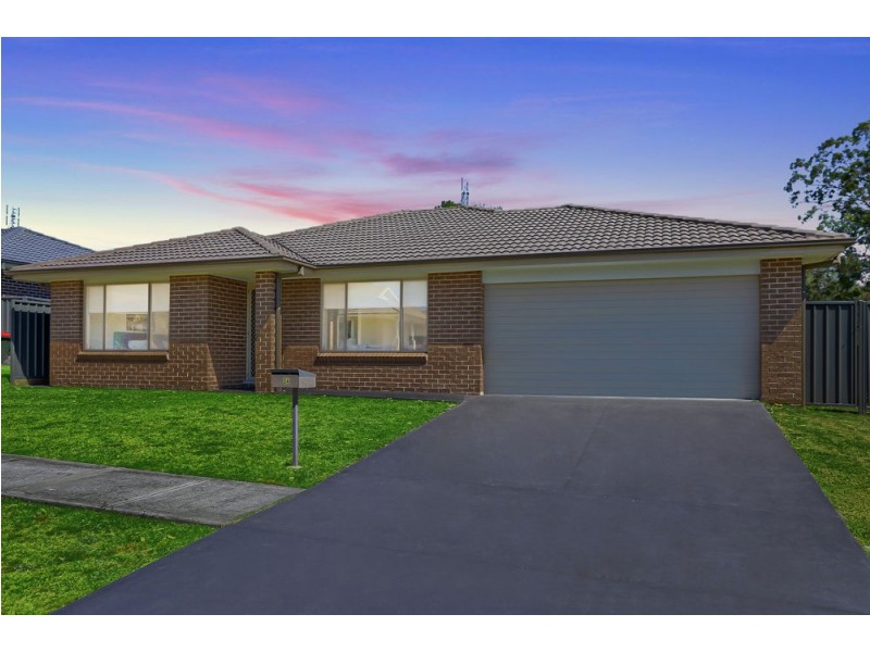 24 Quarterhorse Parade, Wadalba NSW 2259