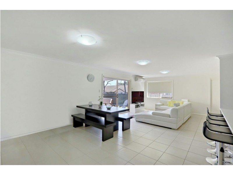 24 Quarterhorse Parade, Wadalba NSW 2259