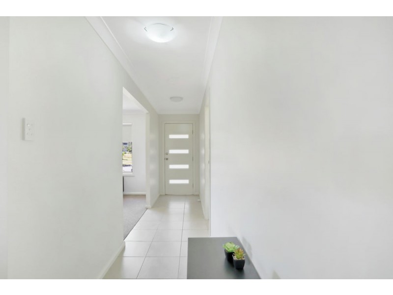 24 Quarterhorse Parade, Wadalba NSW 2259