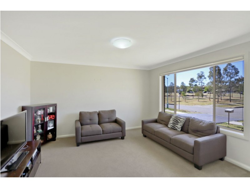 24 Quarterhorse Parade, Wadalba NSW 2259