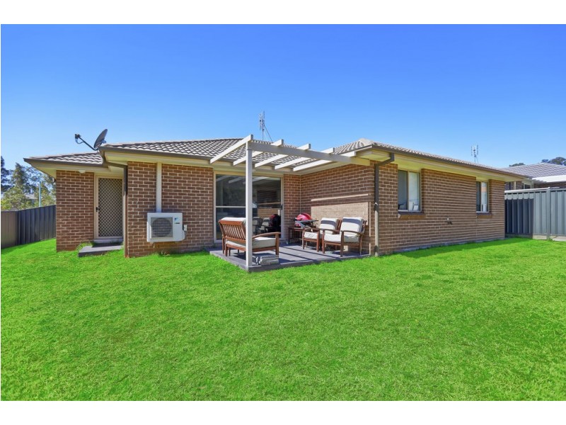 24 Quarterhorse Parade, Wadalba NSW 2259
