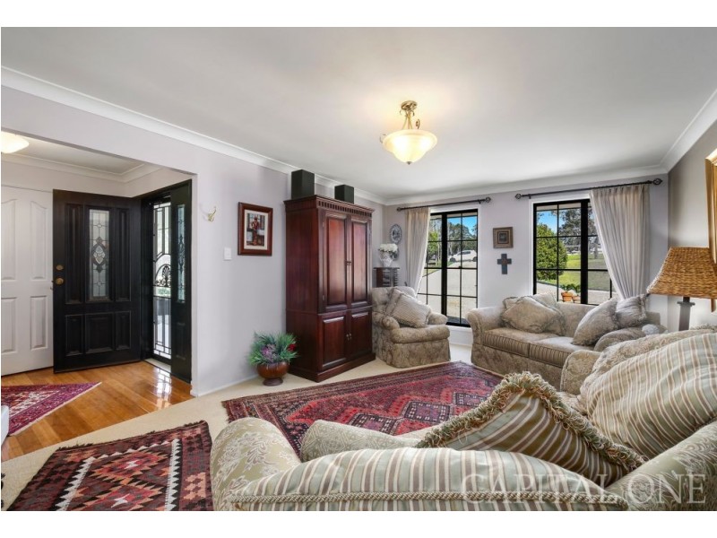 33 Holloway Drive, Jilliby NSW 2259