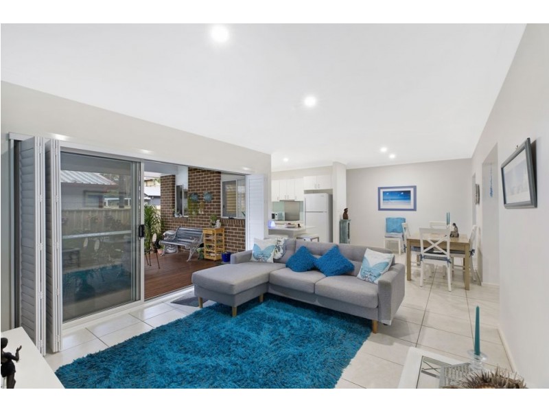 1a Spring Valley Ave, Gorokan NSW 2263