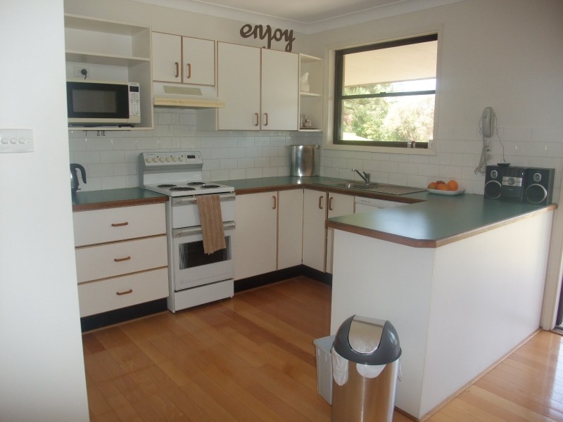 2 Leslie Avenue, Gorokan NSW 2263