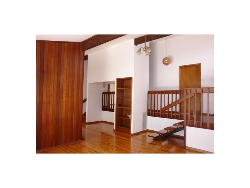 1 Karthina Close, Tuggerawong NSW 2259