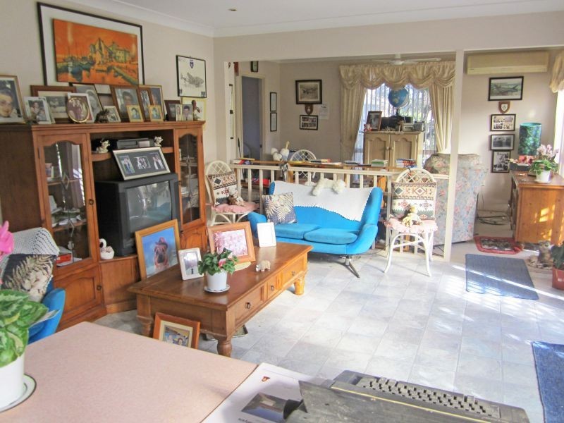 42 Christopher Cresent, Lake Haven NSW 2263